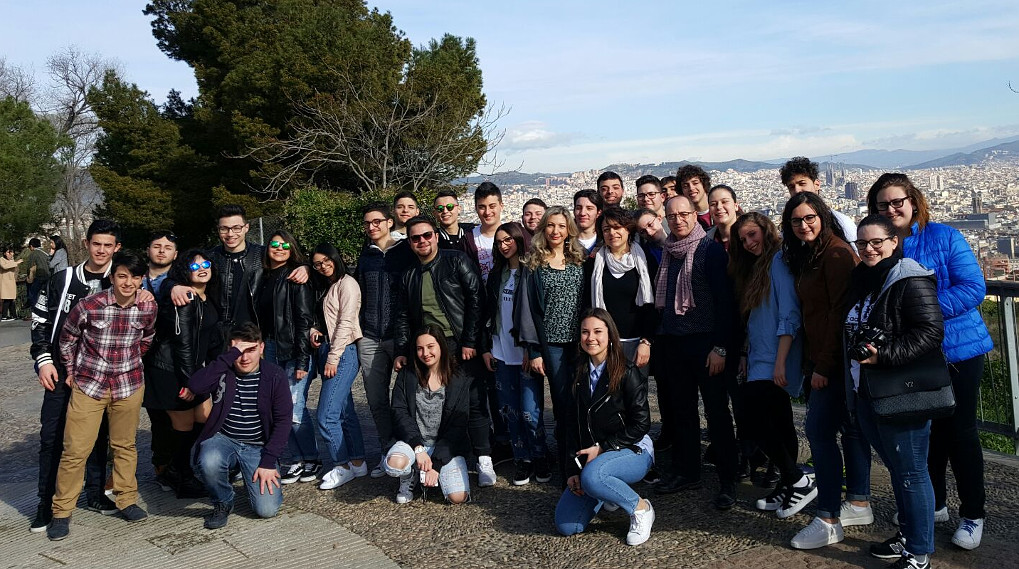 Una foto dei partecipanti con alle spalle la bellissima Barcellona