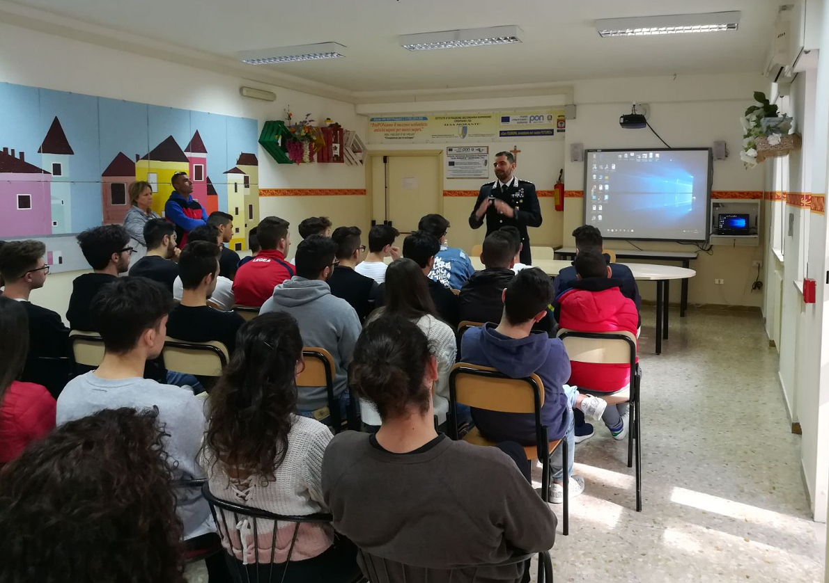 Il cap. Leone parla ai ragazzi