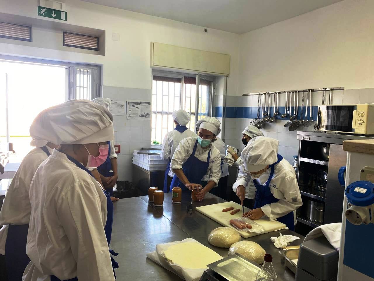 Gli alunni impegnati in cucina