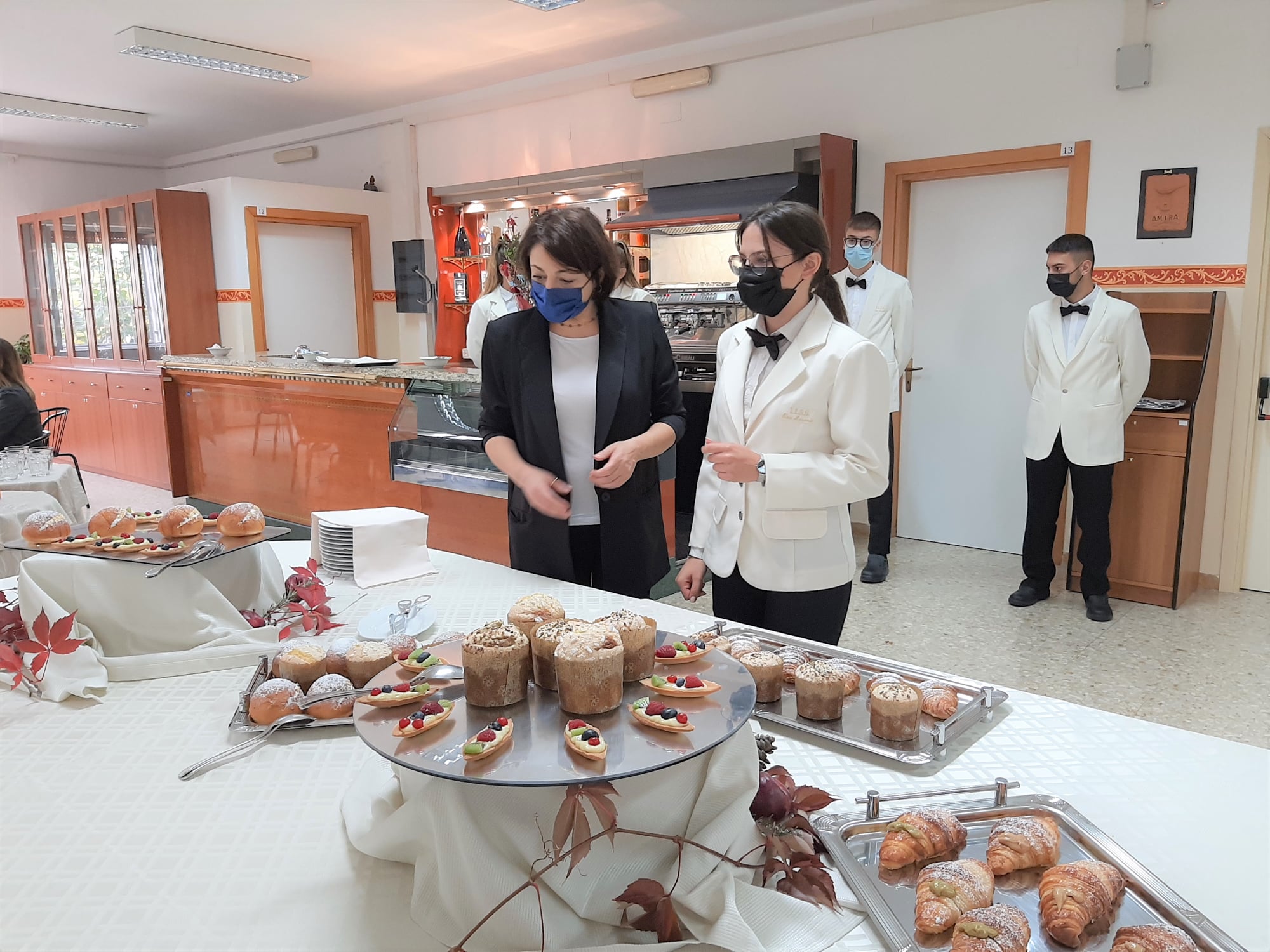La prof.ssa Mariella Caramia con gli alunni di Sala e Vendita