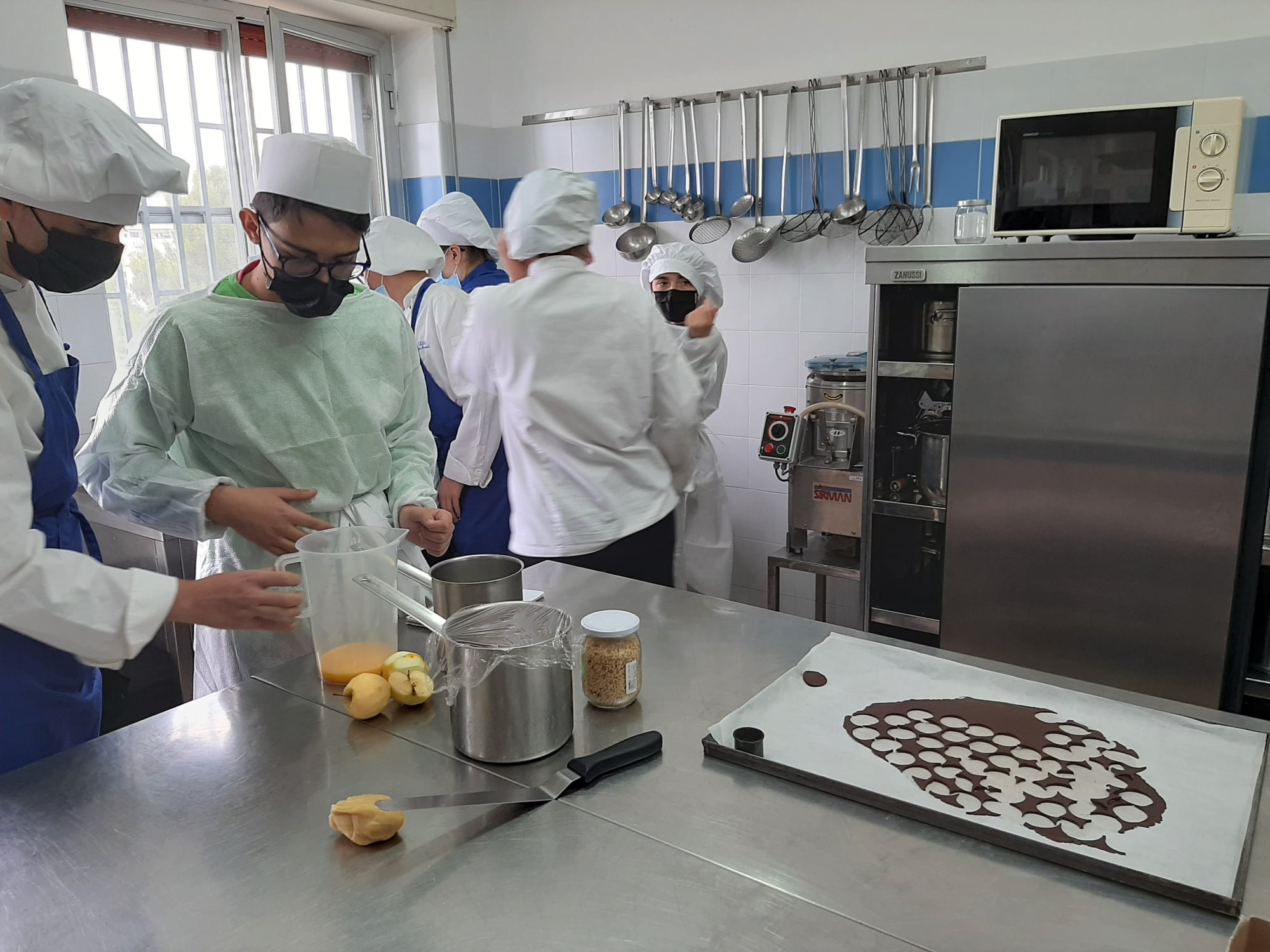 Gli alunni impegnati in Cucina