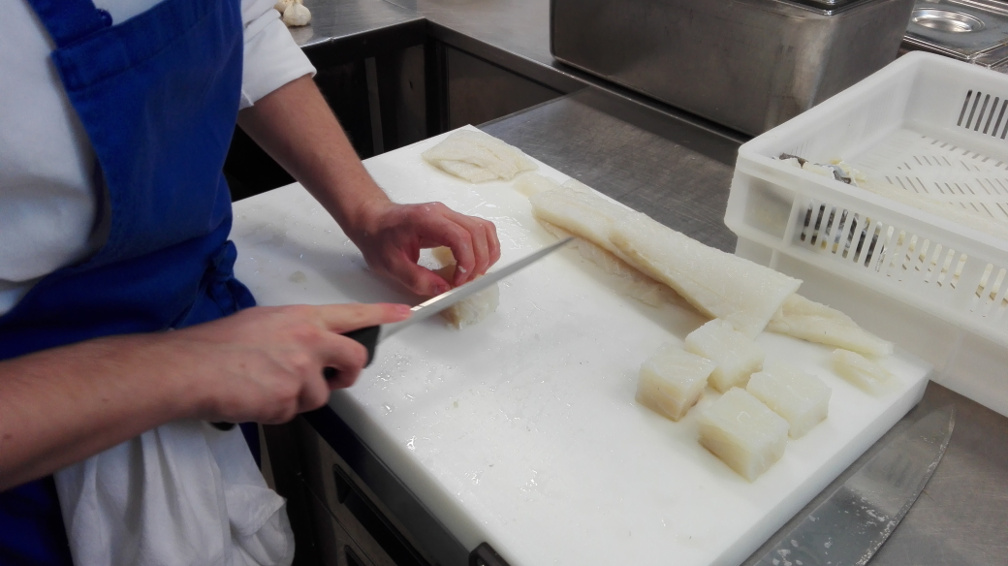 Taglio in cubotti del filetto di baccalà