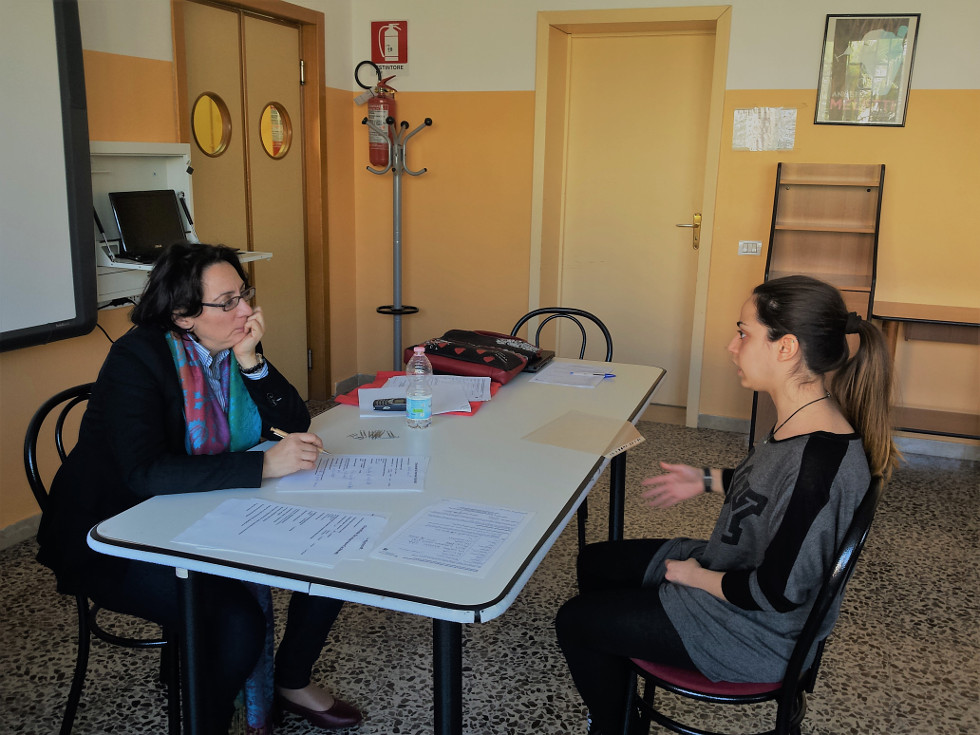 Una studentessa mentre sostiene il pre-colloquio