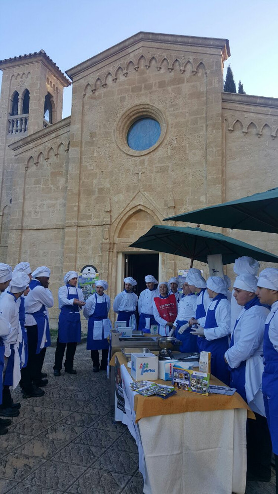 Gli alunni davanti alla Chiesa Vecchia S. Maria