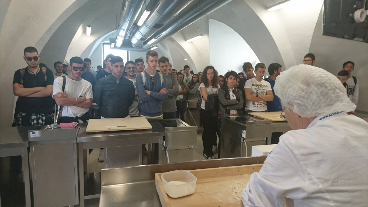 Gli alunni del nostro Istituto seguono la lezione di cucina