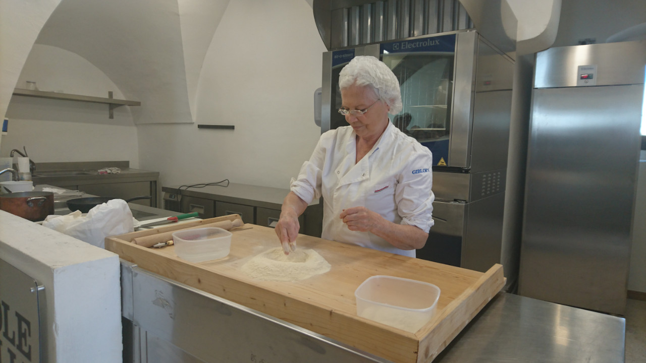 Lezione pratica di lavorazione in cucina