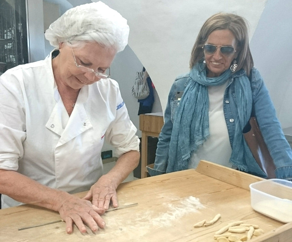 La Dirigente segue da vicino la lavorazione della pasta fresca